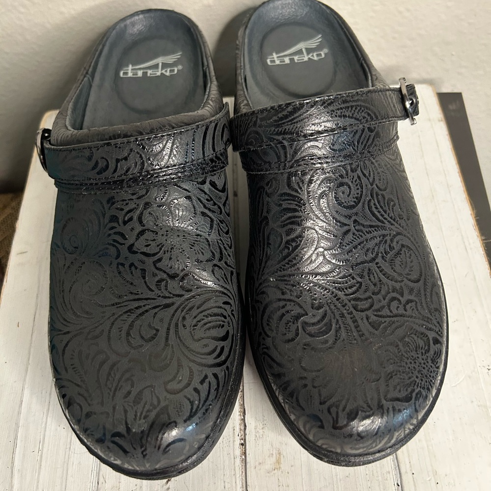 Dansko Black Embossed Leather Clogs Sz 39 EU 8.5-9 US